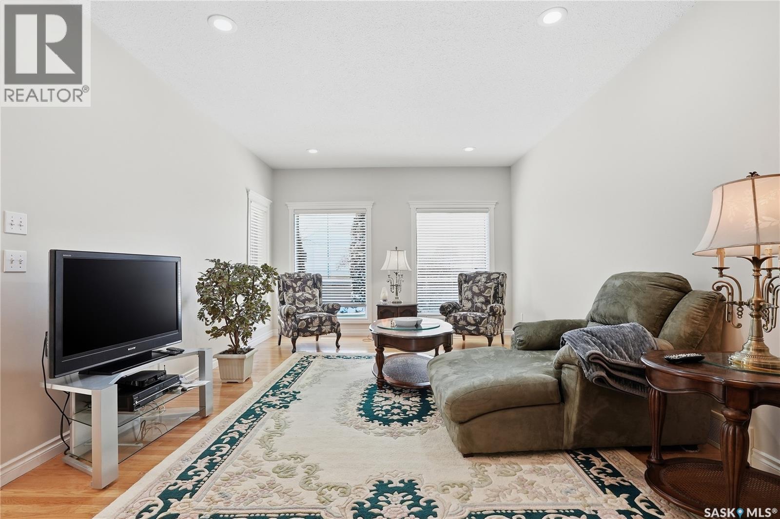 110 Brookshire Crescent, Saskatoon, SK - Indoor Photo Showing Living Room