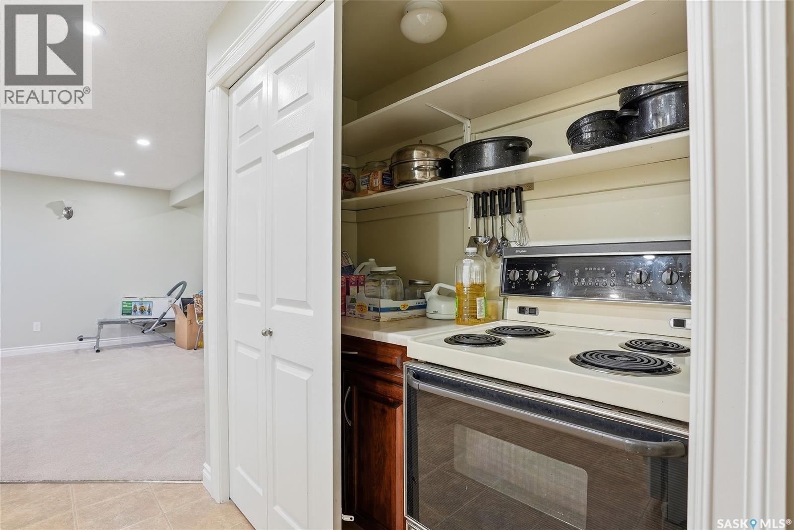110 Brookshire Crescent, Saskatoon, SK - Indoor Photo Showing Kitchen