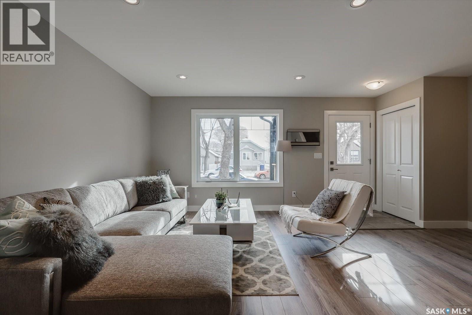 133 E Avenue S, Saskatoon, SK - Indoor Photo Showing Living Room