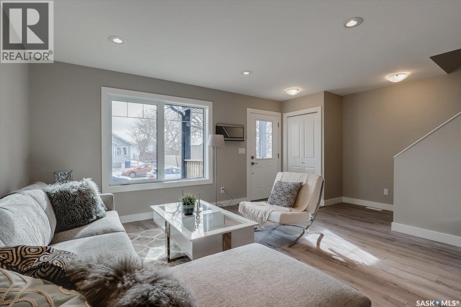 133 E Avenue S, Saskatoon, SK - Indoor Photo Showing Living Room