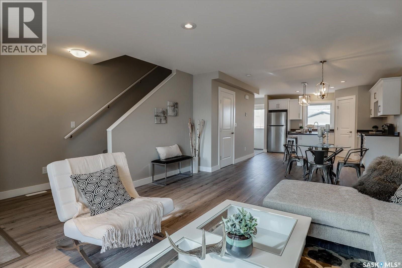 133 E Avenue S, Saskatoon, SK - Indoor Photo Showing Living Room