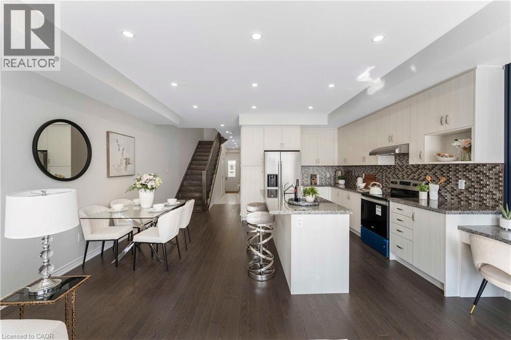 1426 Oakmont Common, Burlington, ON - Indoor Photo Showing Kitchen With Upgraded Kitchen