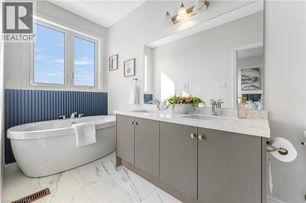 1426 Oakmont Common, Burlington, ON - Indoor Photo Showing Bathroom