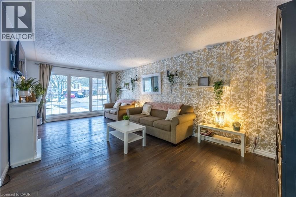 70 Berkley Crescent, Simcoe, ON - Indoor Photo Showing Living Room