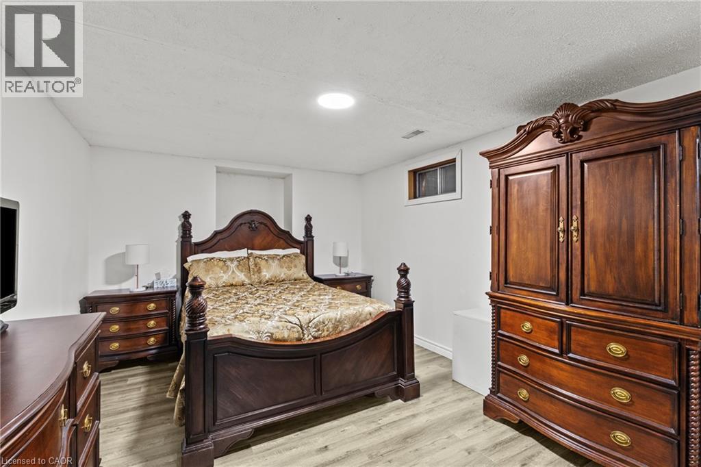 27 Barbara Court, Hamilton, ON - Indoor Photo Showing Bedroom