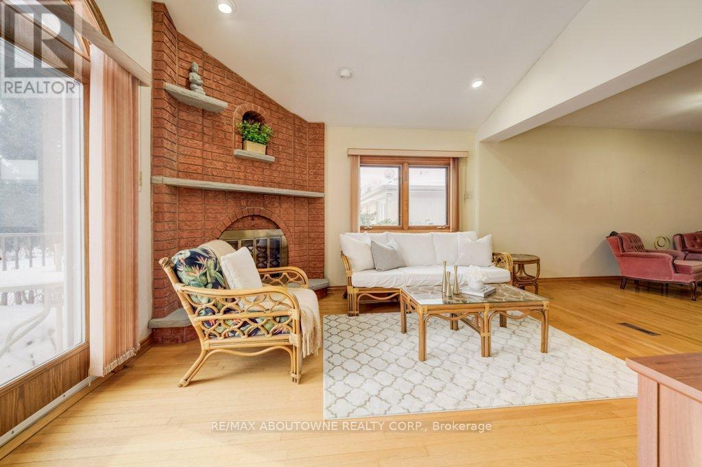 1245 Tyneburn Crescent, Mississauga, ON - Indoor Photo Showing Living Room
