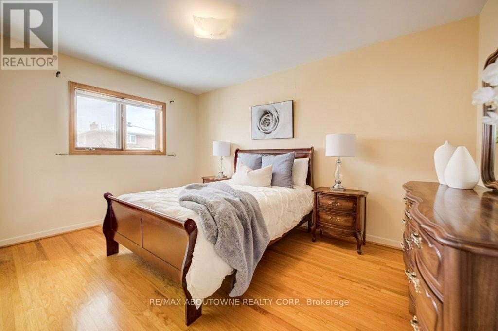 1245 Tyneburn Crescent, Mississauga, ON - Indoor Photo Showing Bedroom