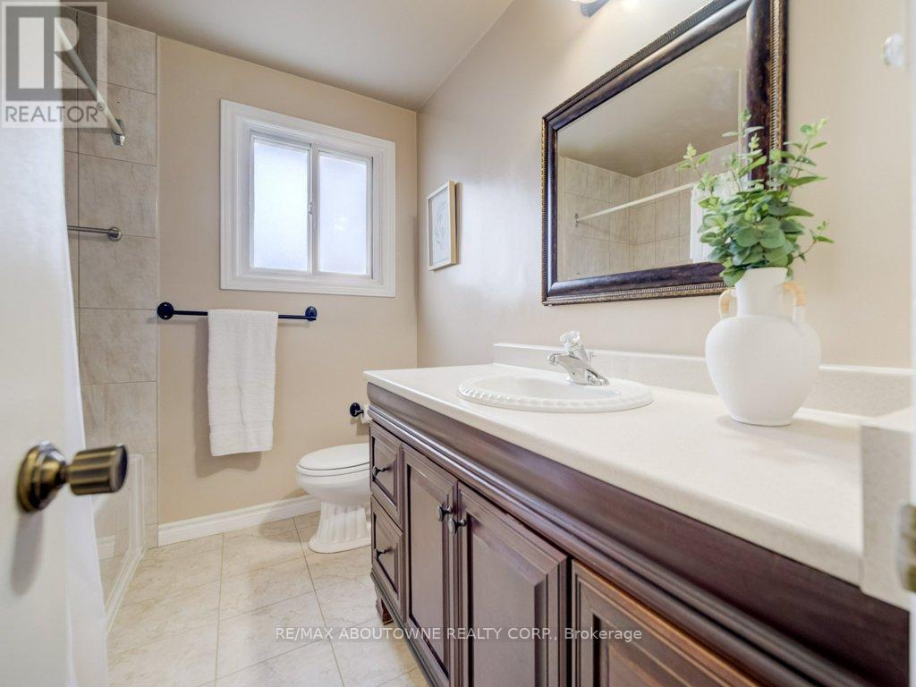 1245 Tyneburn Crescent, Mississauga, ON - Indoor Photo Showing Bathroom