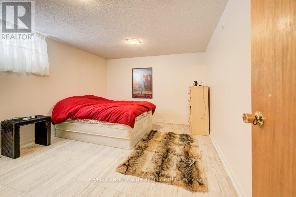 1245 Tyneburn Crescent, Mississauga, ON - Indoor Photo Showing Bedroom