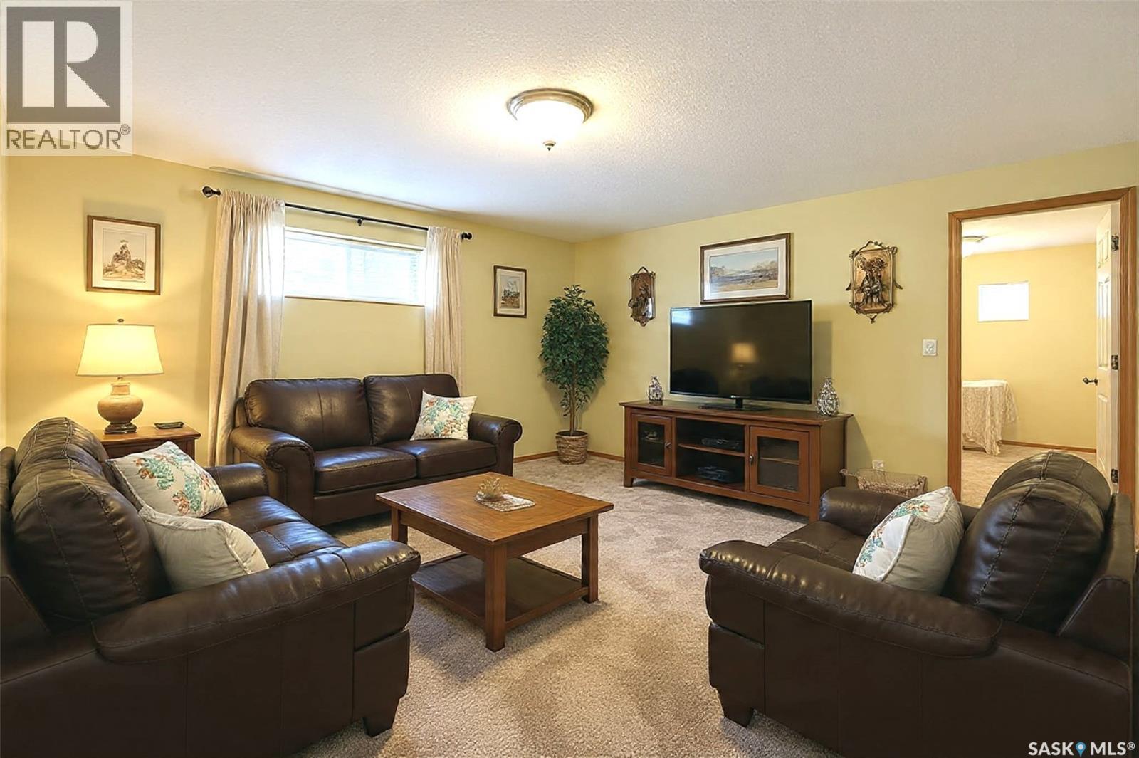 1258 Degelman Drive, Regina, SK - Indoor Photo Showing Living Room