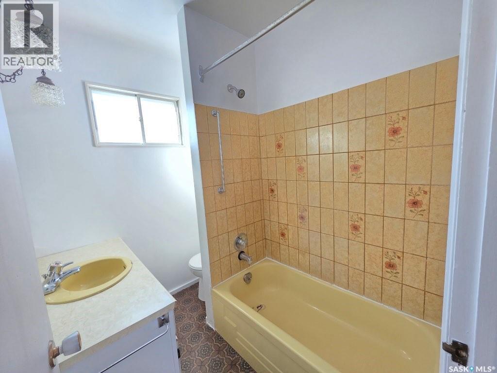 702 Princess Street, Regina, SK - Indoor Photo Showing Bathroom