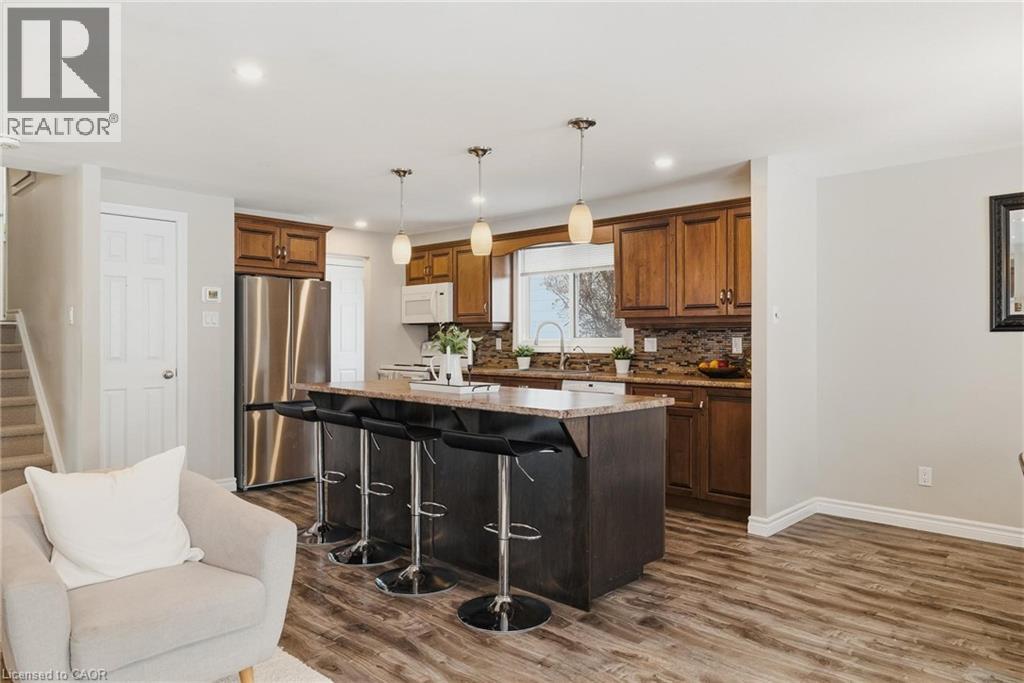 322 Sandowne Drive, Waterloo, ON - Indoor Photo Showing Kitchen With Upgraded Kitchen