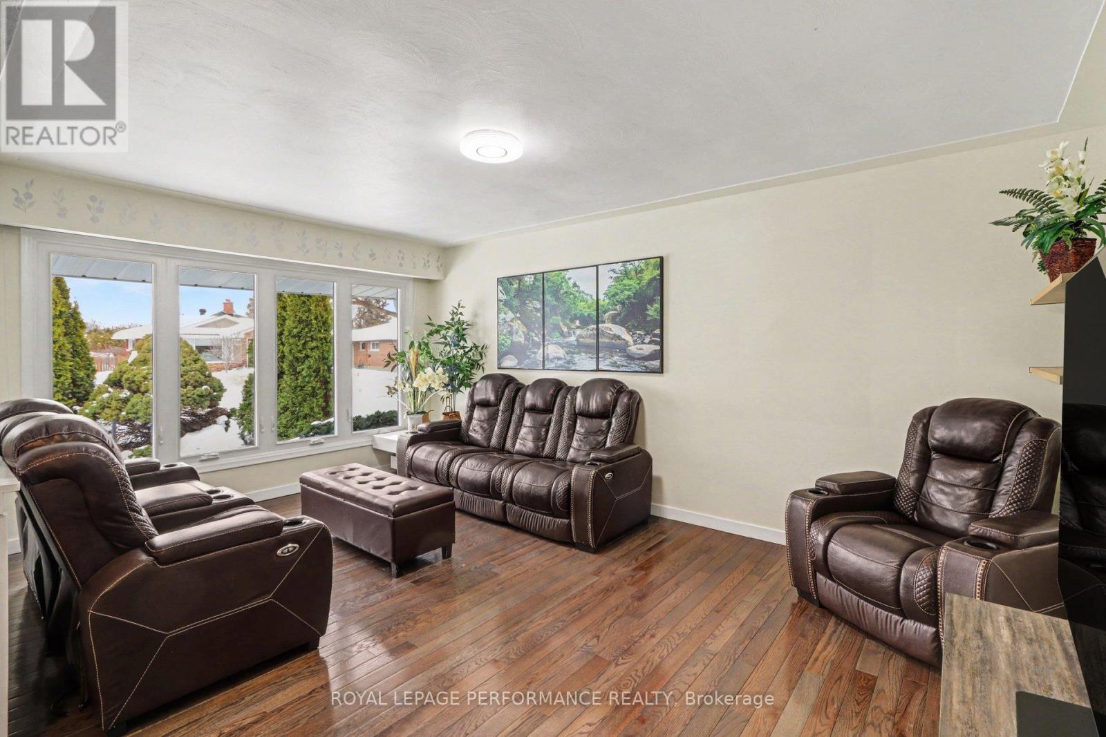 788 Dickens Avenue, Ottawa, ON - Indoor Photo Showing Living Room