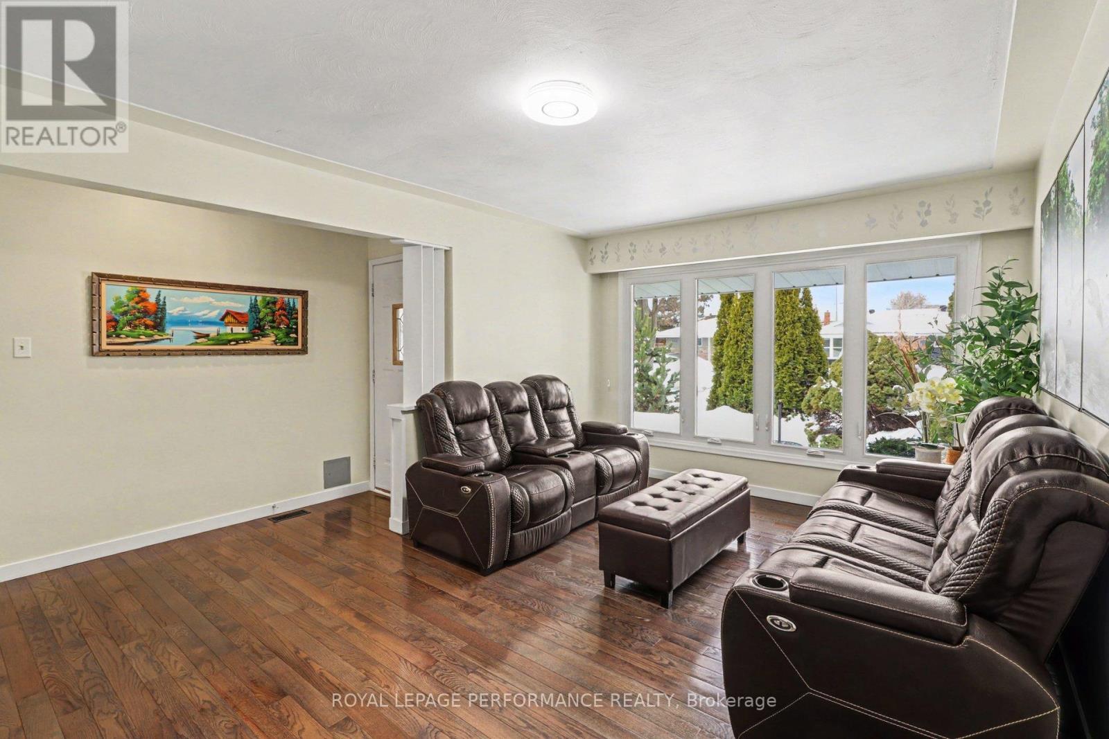 788 Dickens Avenue, Ottawa, ON - Indoor Photo Showing Living Room