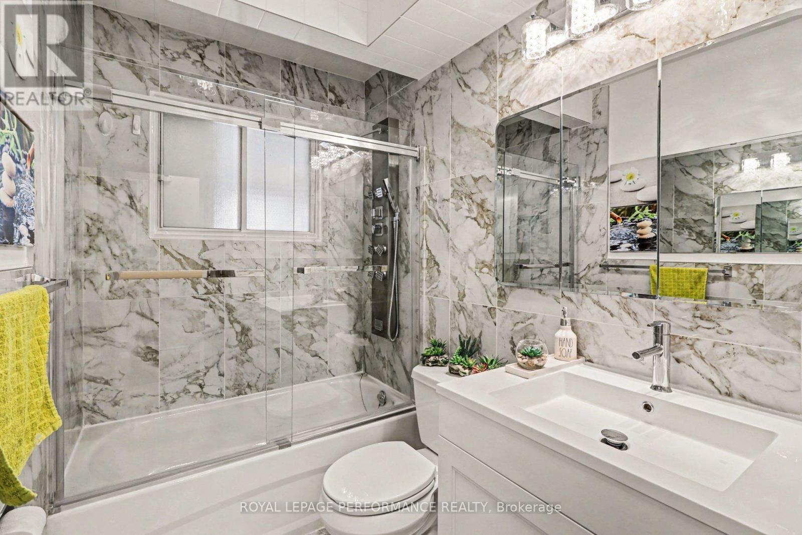 788 Dickens Avenue, Ottawa, ON - Indoor Photo Showing Bathroom
