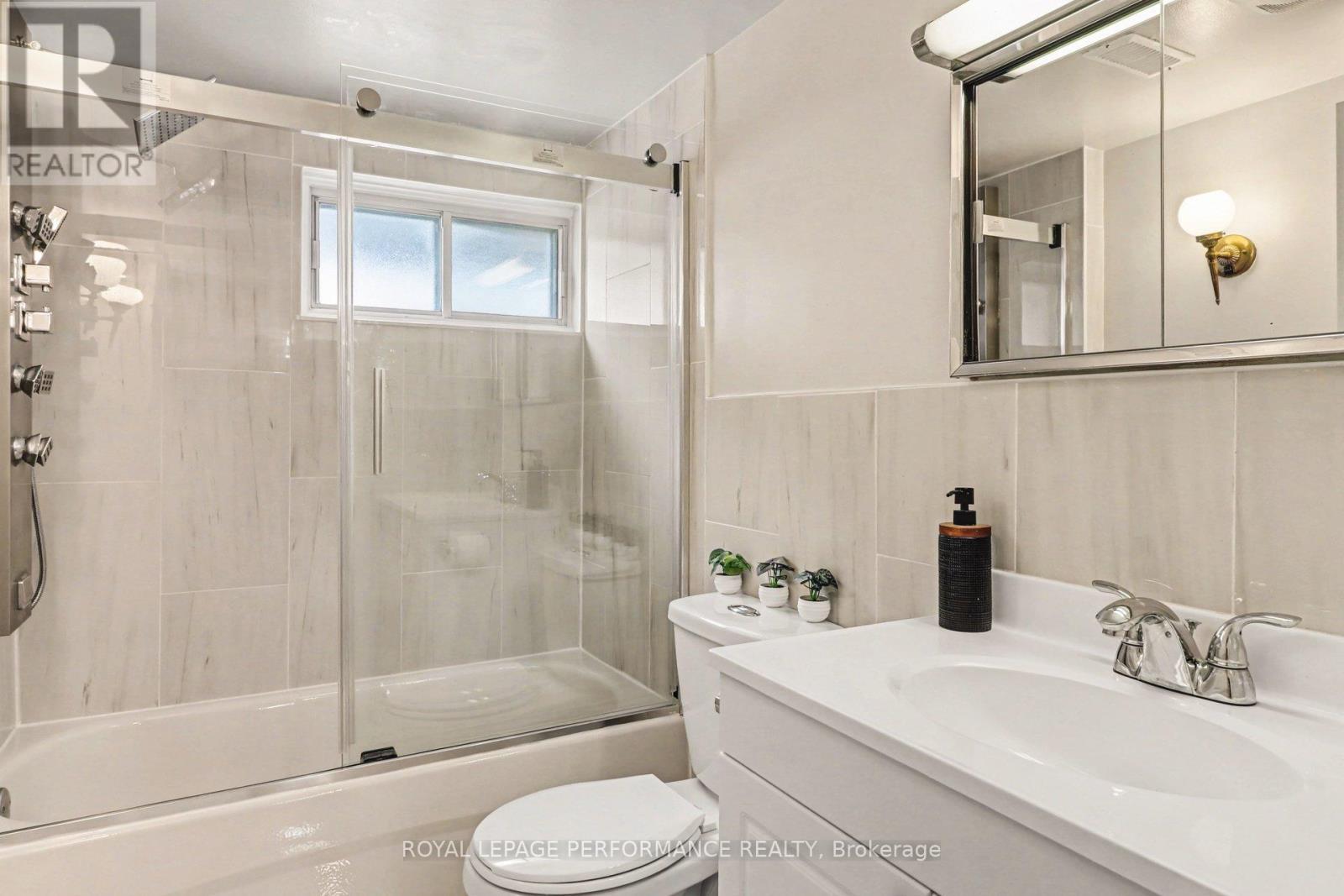 788 Dickens Avenue, Ottawa, ON - Indoor Photo Showing Bathroom