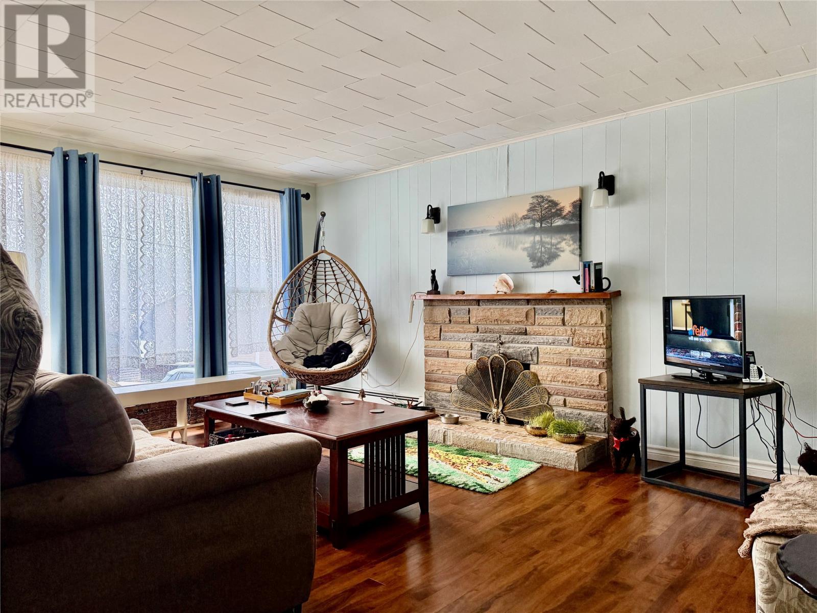 28-30 Bunkerhill Road, Fortune, NL - Indoor Photo Showing Living Room With Fireplace