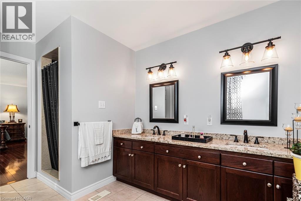 102 Erika Crescent, Hamilton, ON - Indoor Photo Showing Bathroom