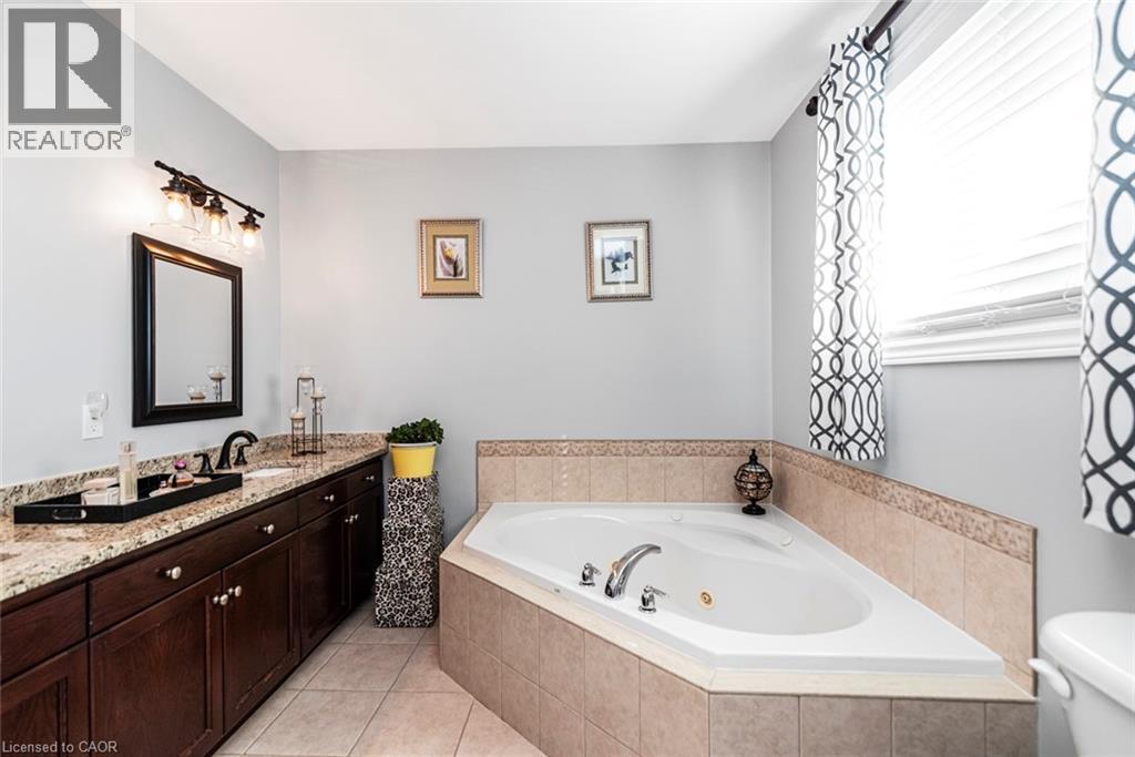102 Erika Crescent, Hamilton, ON - Indoor Photo Showing Bathroom