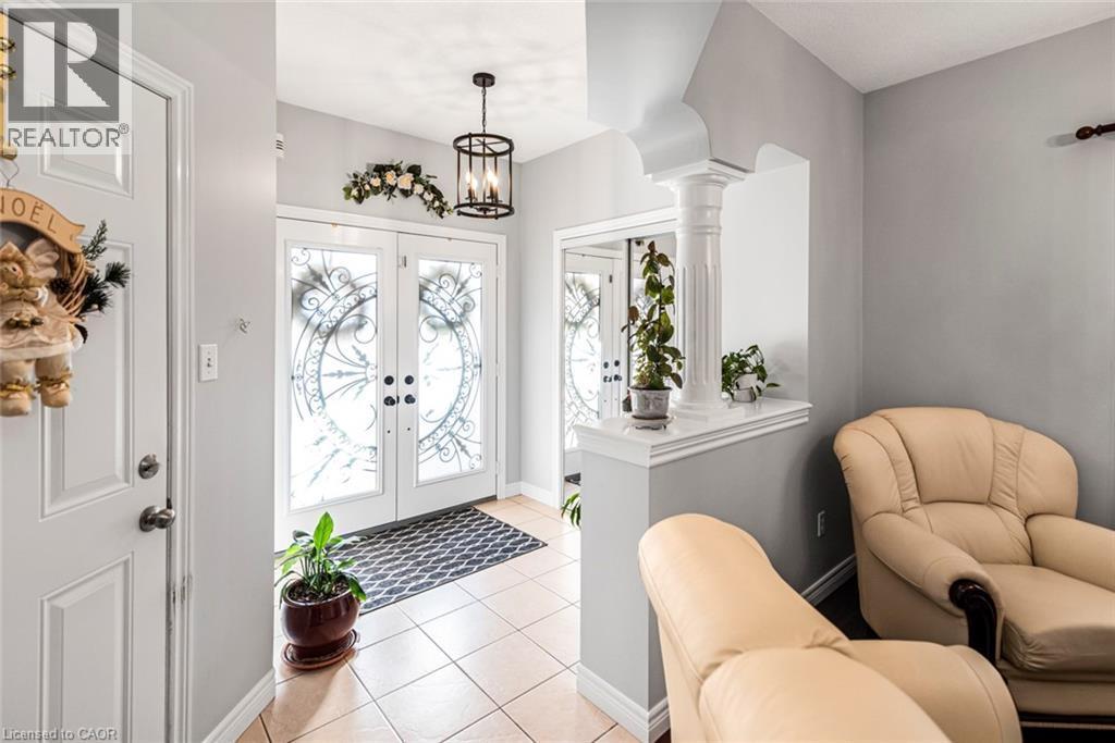 102 Erika Crescent, Hamilton, ON - Indoor Photo Showing Other Room