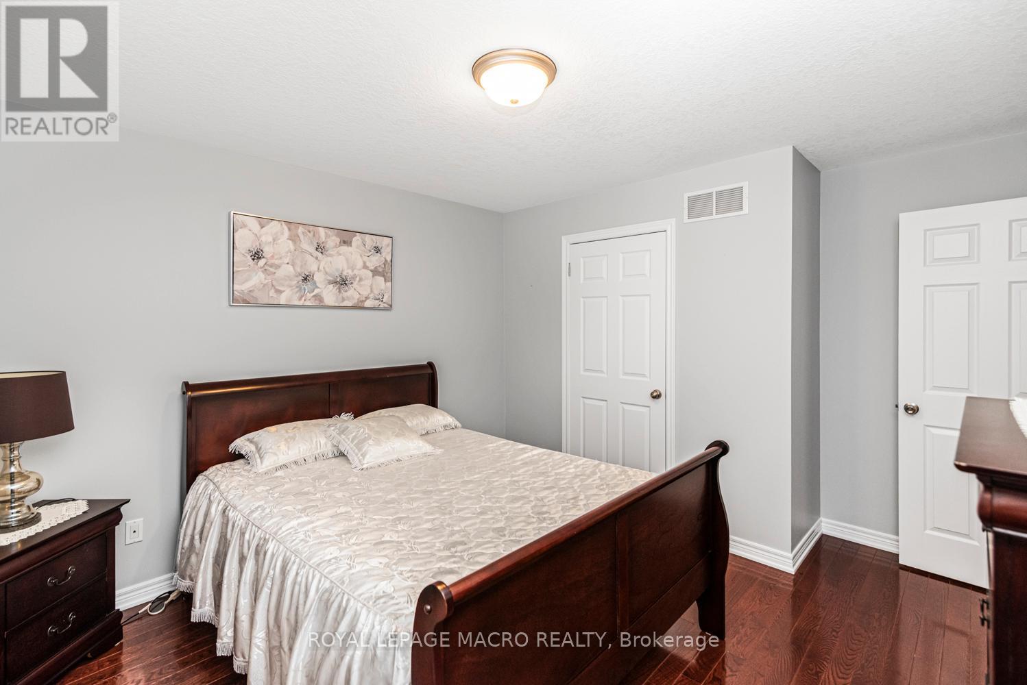102 Erika Crescent, Hamilton, ON - Indoor Photo Showing Bedroom