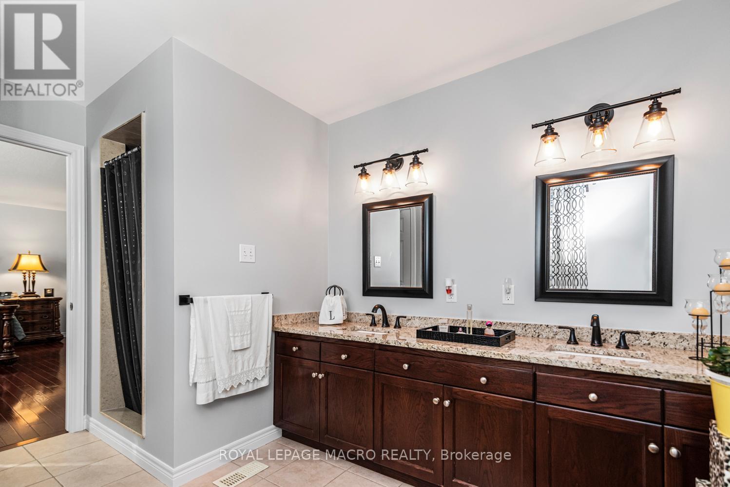 102 Erika Crescent, Hamilton, ON - Indoor Photo Showing Bathroom