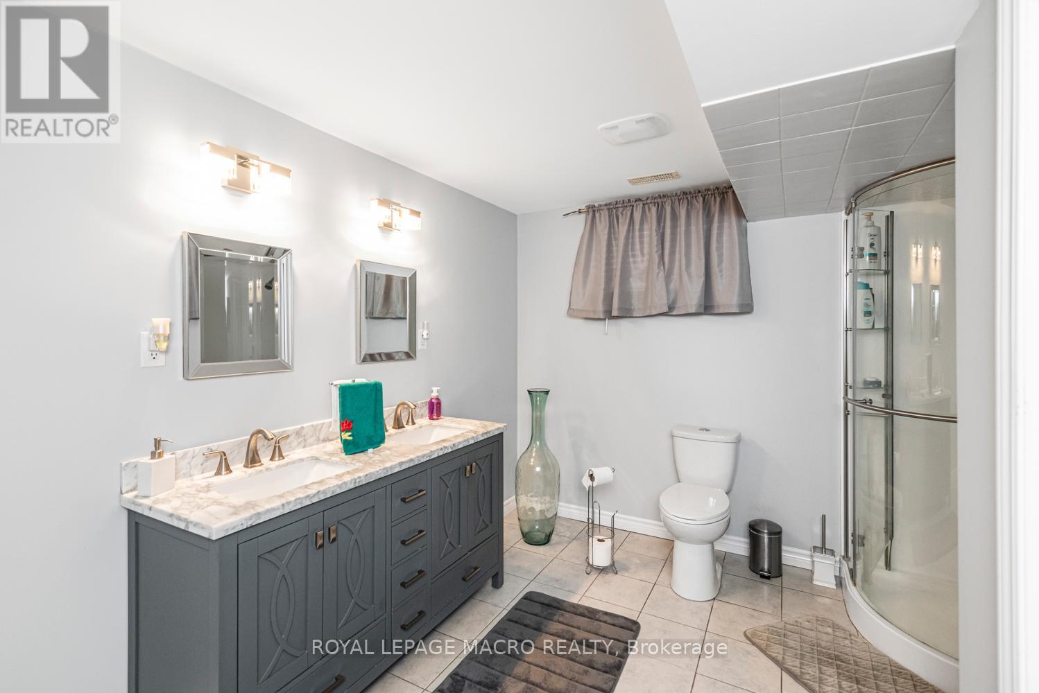 102 Erika Crescent, Hamilton, ON - Indoor Photo Showing Bathroom