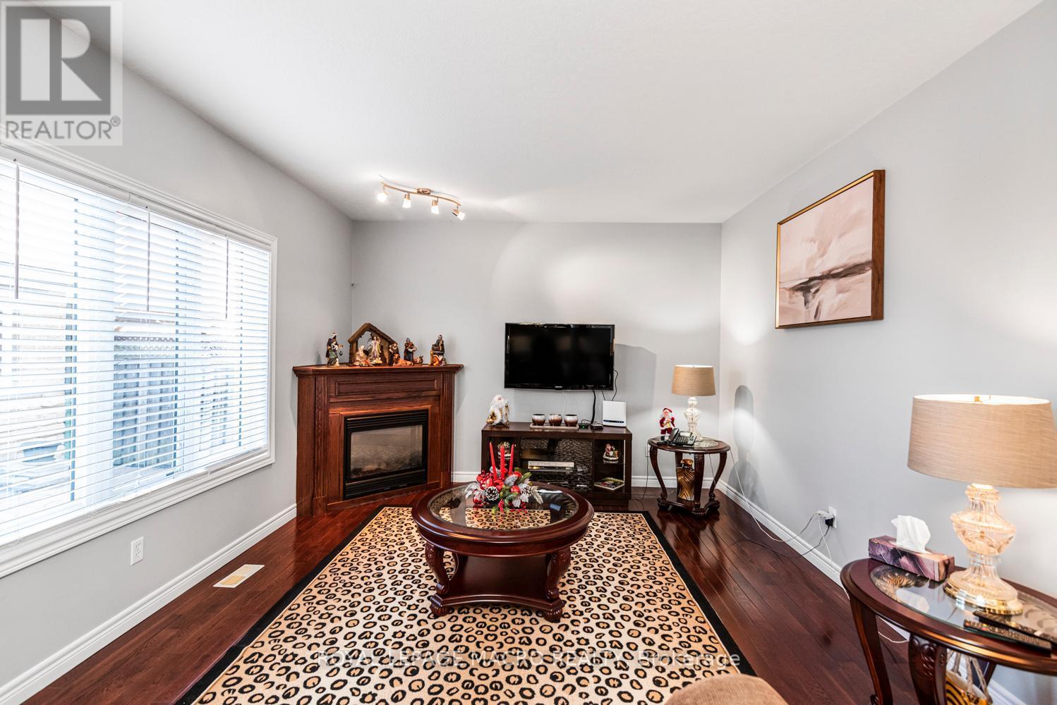 102 Erika Crescent, Hamilton, ON - Indoor Photo Showing Living Room With Fireplace
