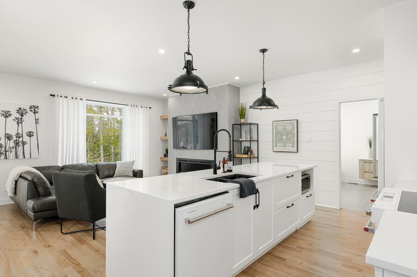 Cuisine - 129 10E Avenue, Saint-Hippolyte, QC - Indoor Photo Showing Kitchen