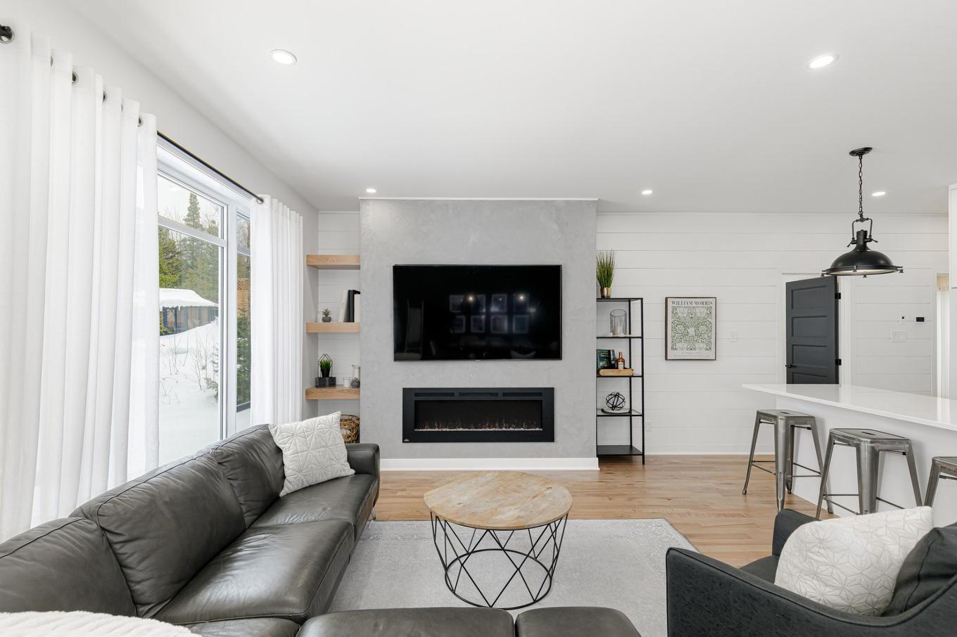 Salon - 129 10E Avenue, Saint-Hippolyte, QC - Indoor Photo Showing Living Room With Fireplace