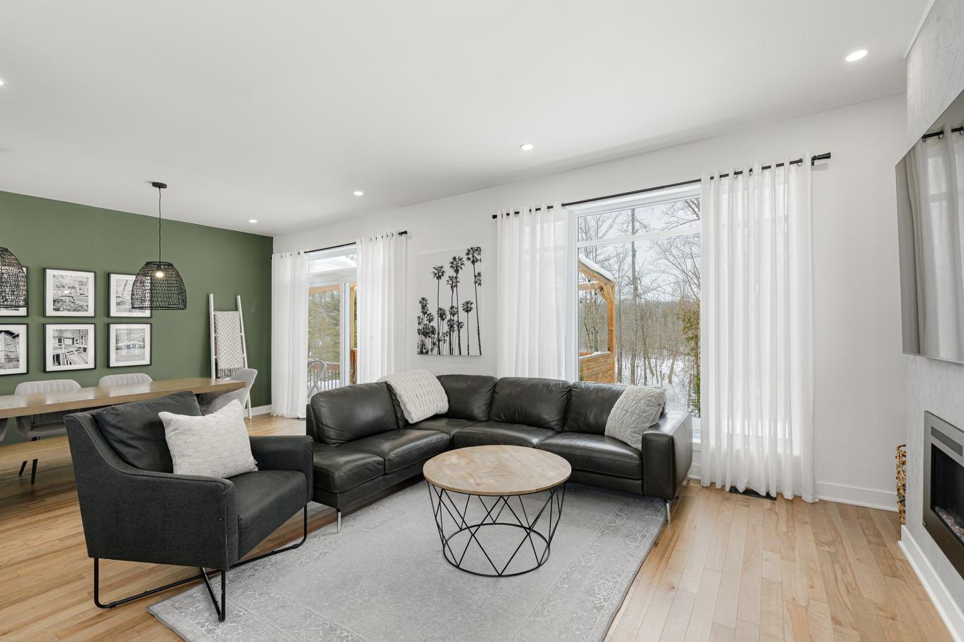 Salon - 129 10E Avenue, Saint-Hippolyte, QC - Indoor Photo Showing Living Room With Fireplace
