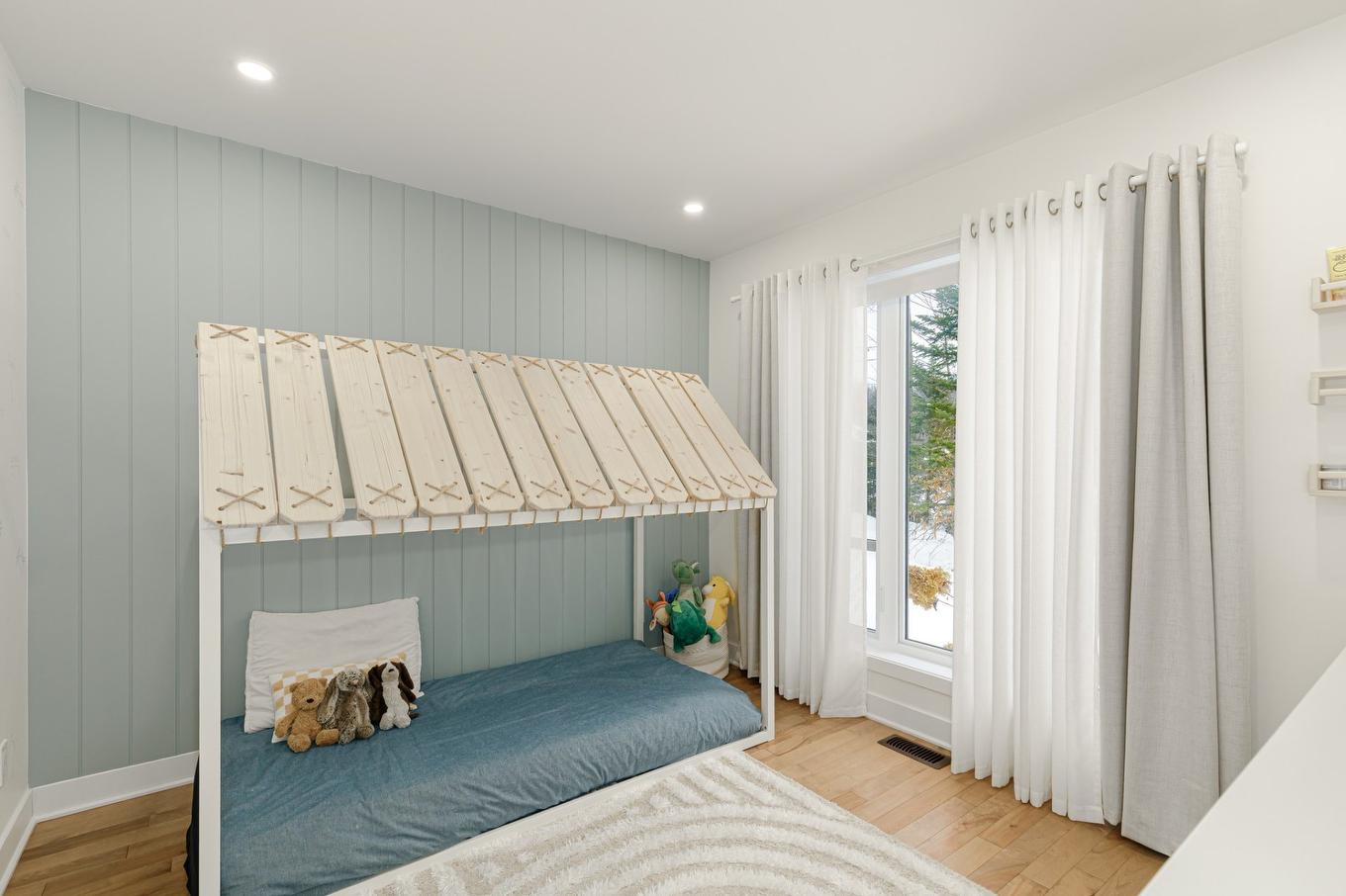 Chambre à coucher - 129 10E Avenue, Saint-Hippolyte, QC - Indoor Photo Showing Other Room