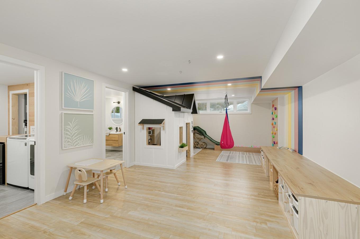 Salle familiale - 129 10E Avenue, Saint-Hippolyte, QC - Indoor Photo Showing Other Room