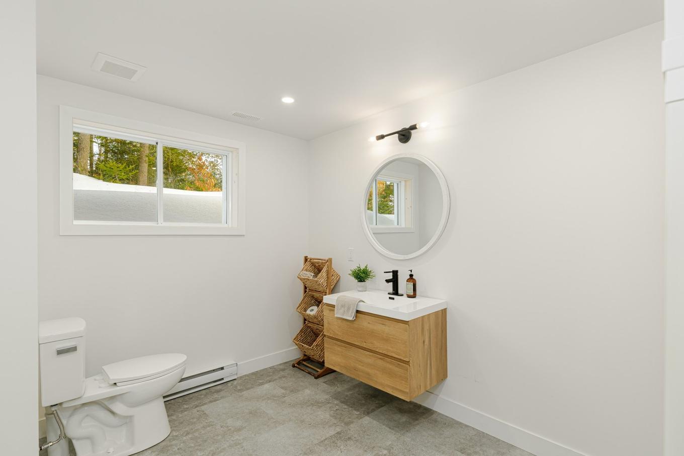 Salle de bains - 129 10E Avenue, Saint-Hippolyte, QC - Indoor Photo Showing Bathroom