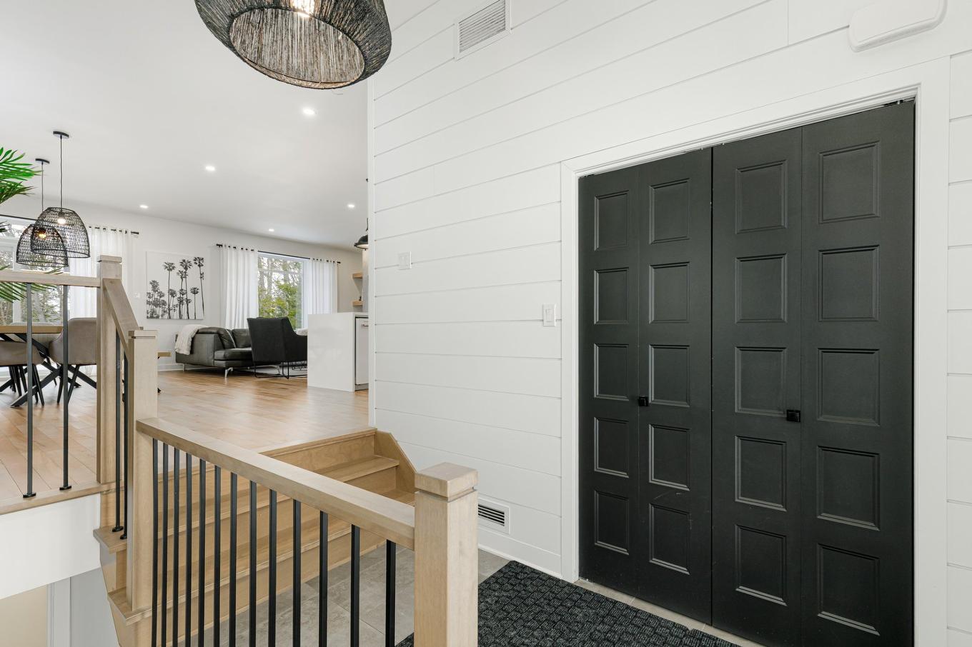 Hall d'entrée/Vestibule - 129 10E Avenue, Saint-Hippolyte, QC - Indoor Photo Showing Other Room