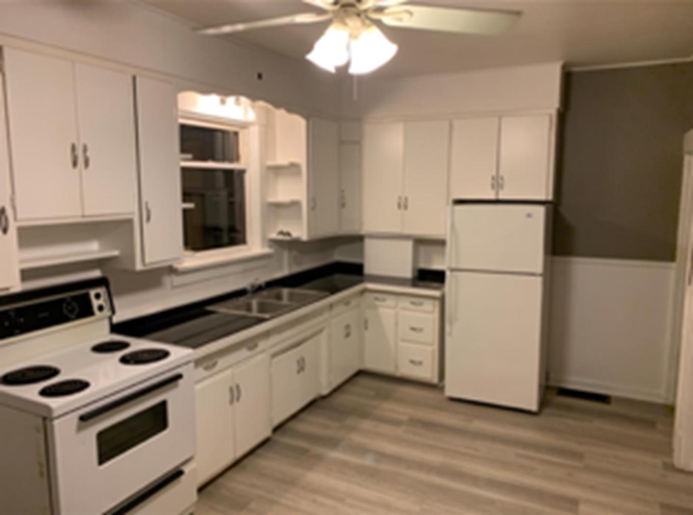 347 Syndicate Avenue N, Thunder Bay, ON - Indoor Photo Showing Kitchen With Double Sink
