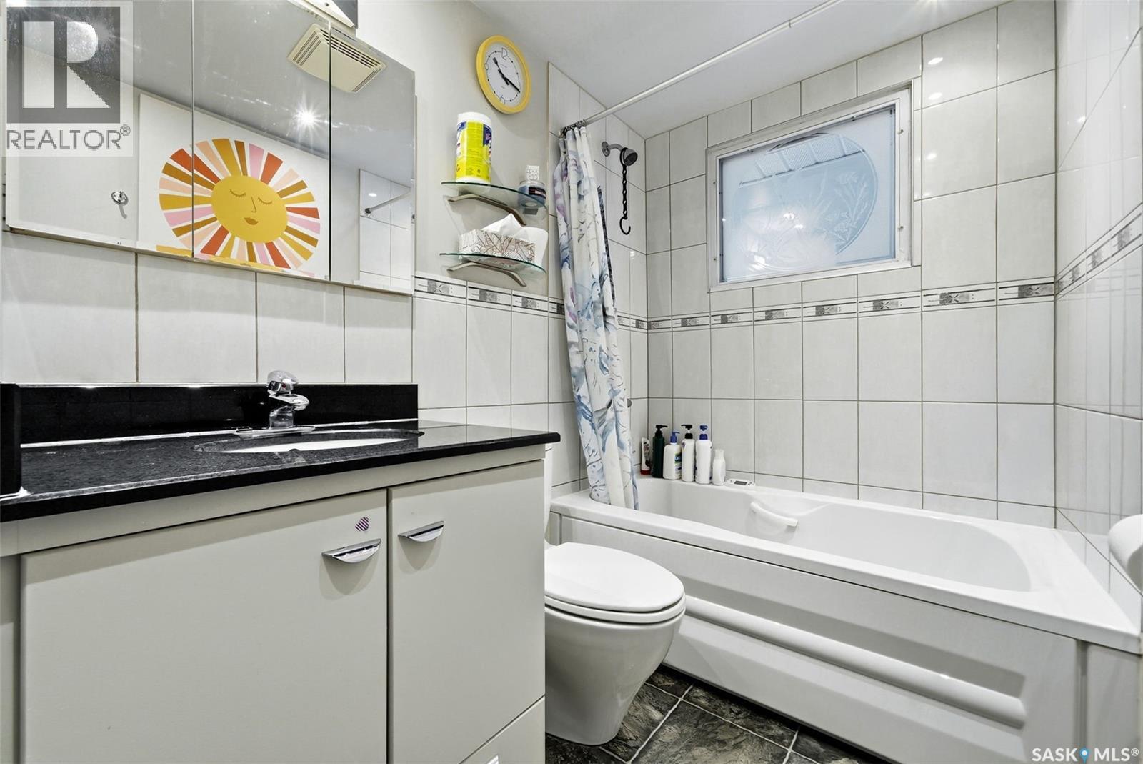 2221 Dufferin Road, Regina, SK - Indoor Photo Showing Bathroom