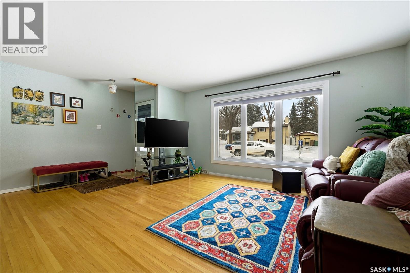 2221 Dufferin Road, Regina, SK - Indoor Photo Showing Living Room