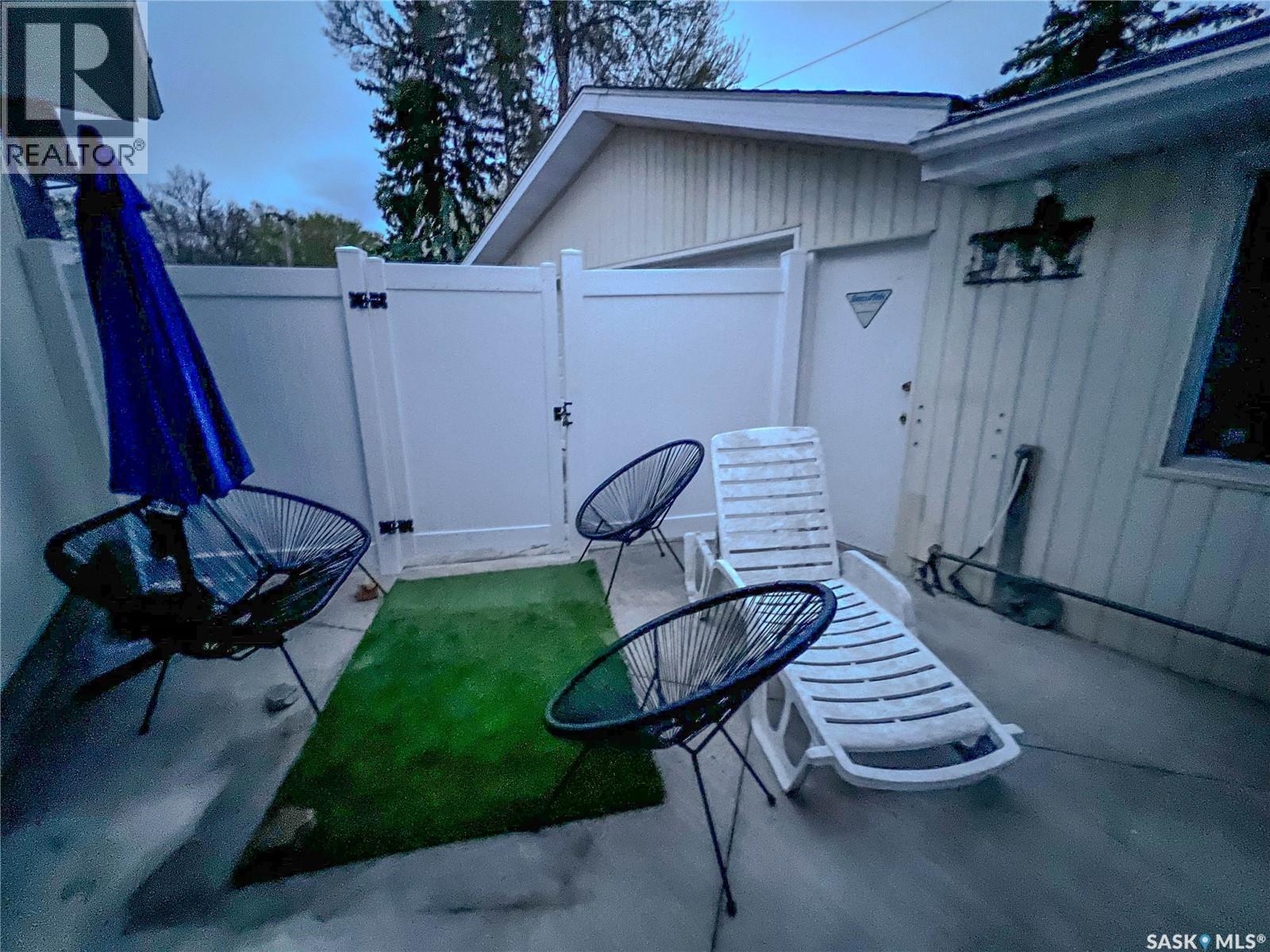 2221 Dufferin Road, Regina, SK - Outdoor With Exterior