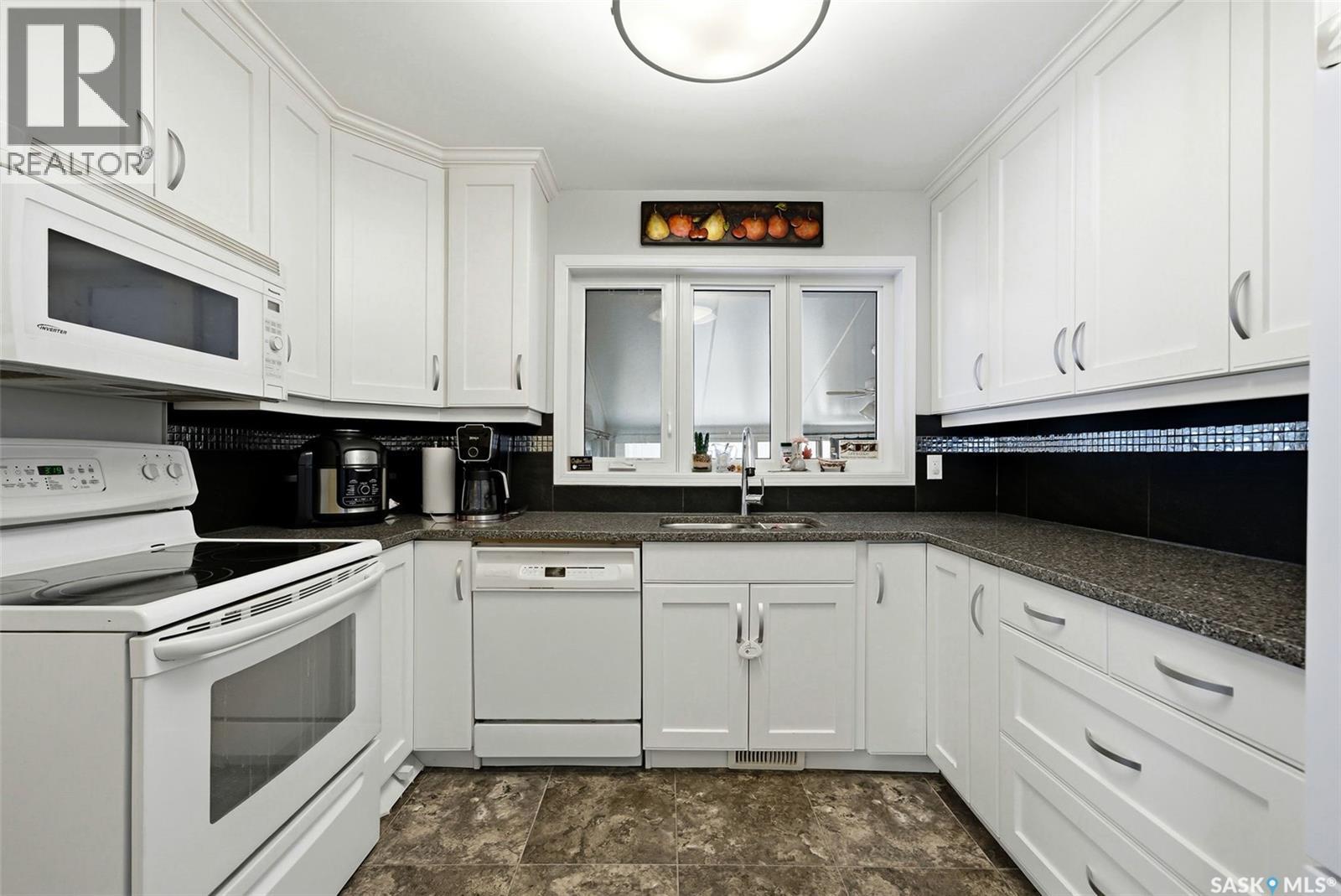 2221 Dufferin Road, Regina, SK - Indoor Photo Showing Kitchen
