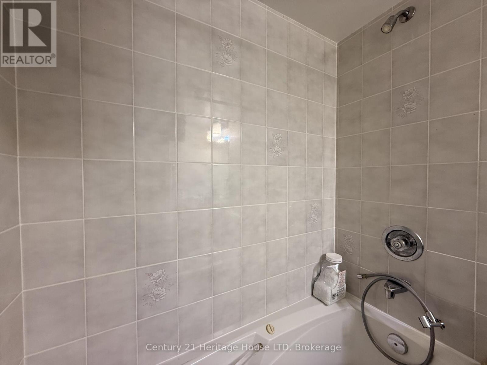 Bathroom tub - 504 - 81 Scott Street, St. Catharines (Lakeport), ON - Indoor Photo Showing Bathroom
