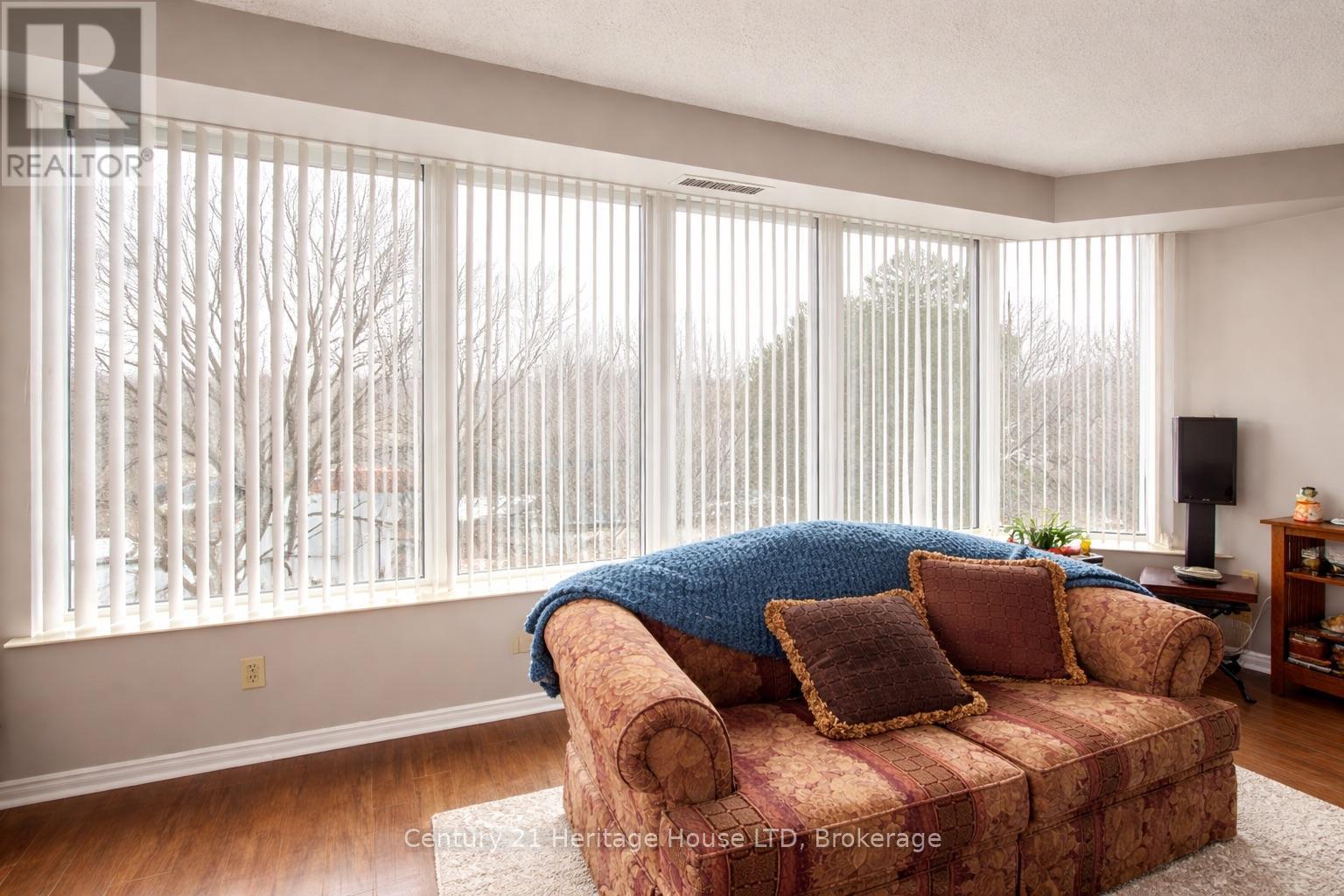 Living Room - 504 - 81 Scott Street, St. Catharines (Lakeport), ON - Indoor