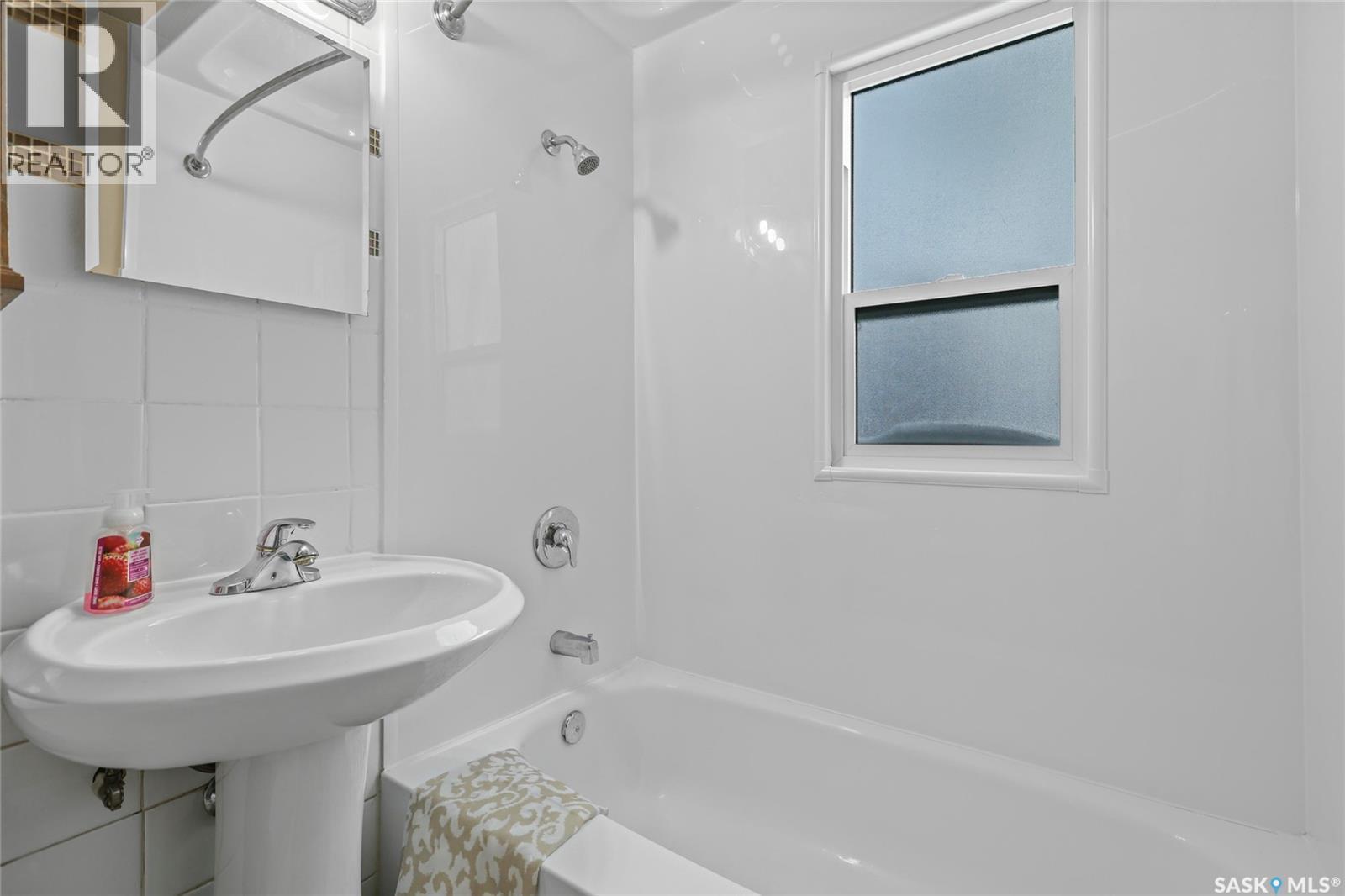 40 Sussex Crescent, Regina, SK - Indoor Photo Showing Bathroom