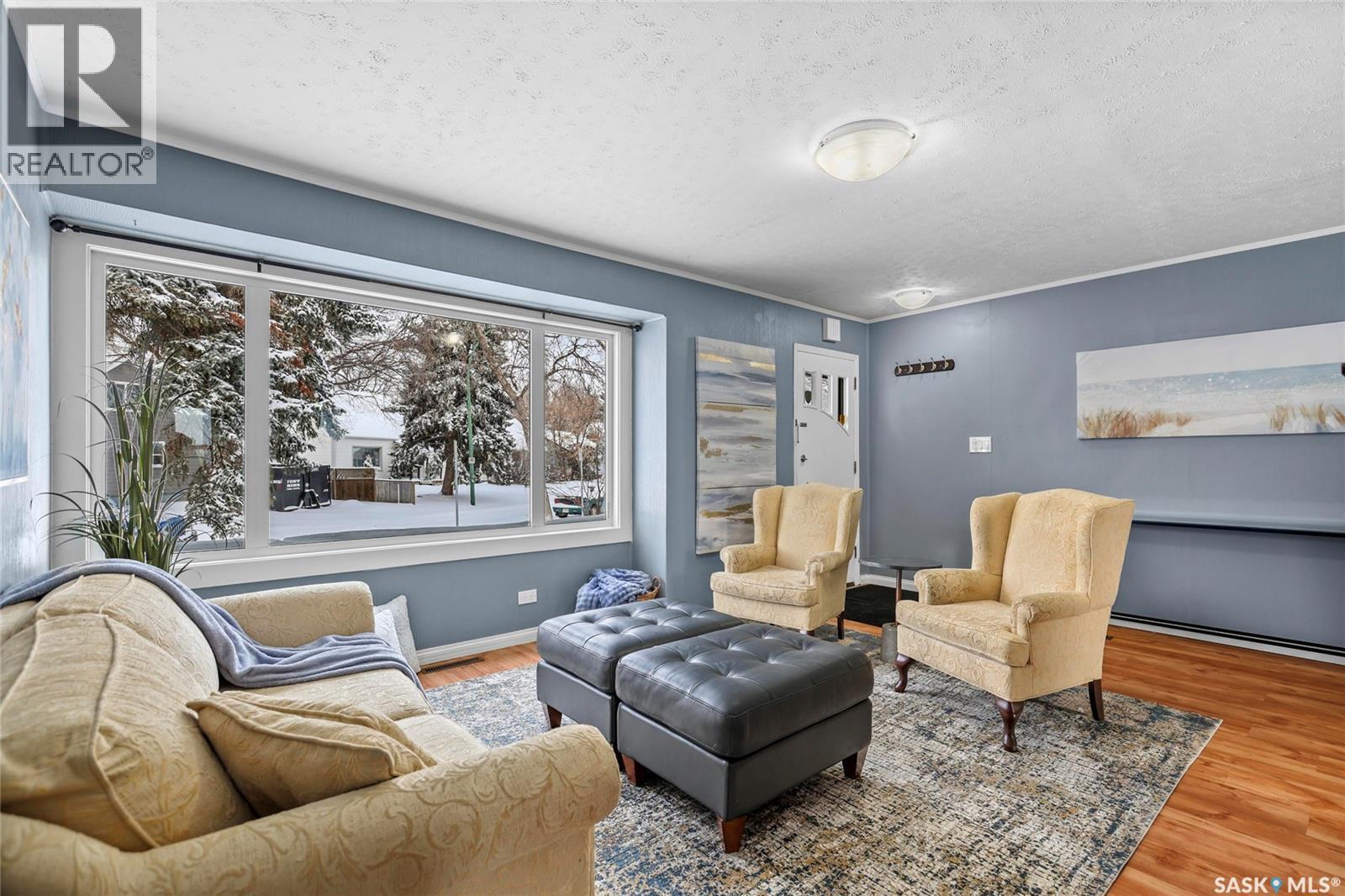 40 Sussex Crescent, Regina, SK - Indoor Photo Showing Living Room