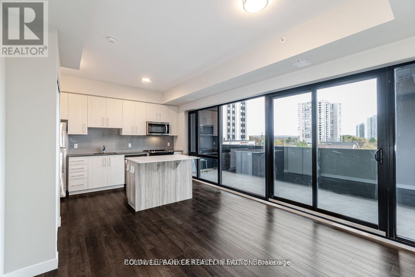 303 - 15 Queen Street S, Hamilton, ON - Indoor Photo Showing Kitchen