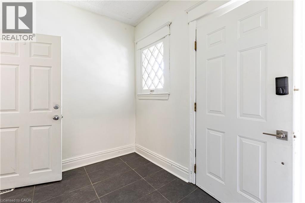 22 Myrtle Avenue, Hamilton, ON - Indoor Photo Showing Other Room