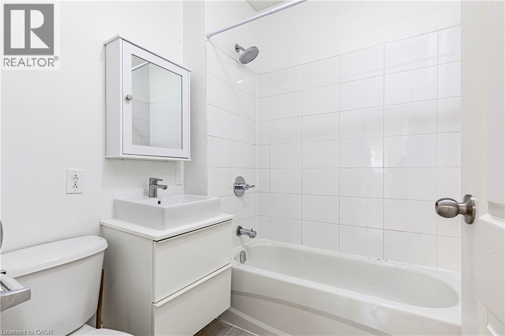 22 Myrtle Avenue, Hamilton, ON - Indoor Photo Showing Bathroom