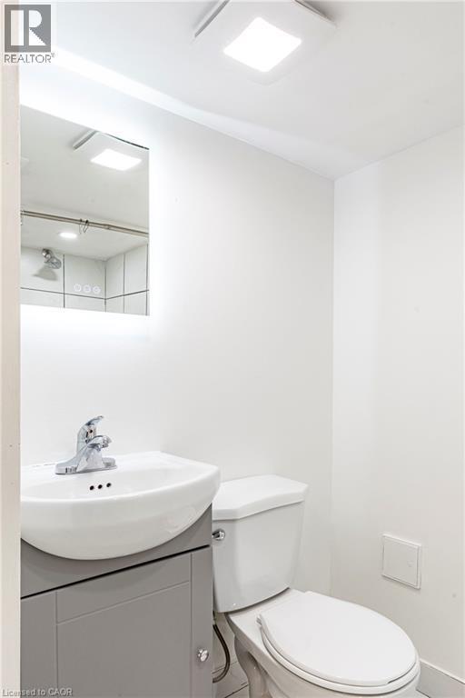 22 Myrtle Avenue, Hamilton, ON - Indoor Photo Showing Bathroom