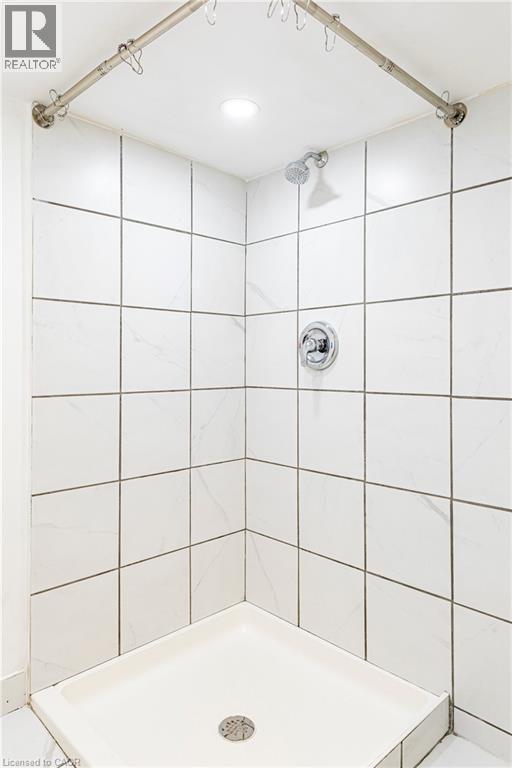 22 Myrtle Avenue, Hamilton, ON - Indoor Photo Showing Bathroom