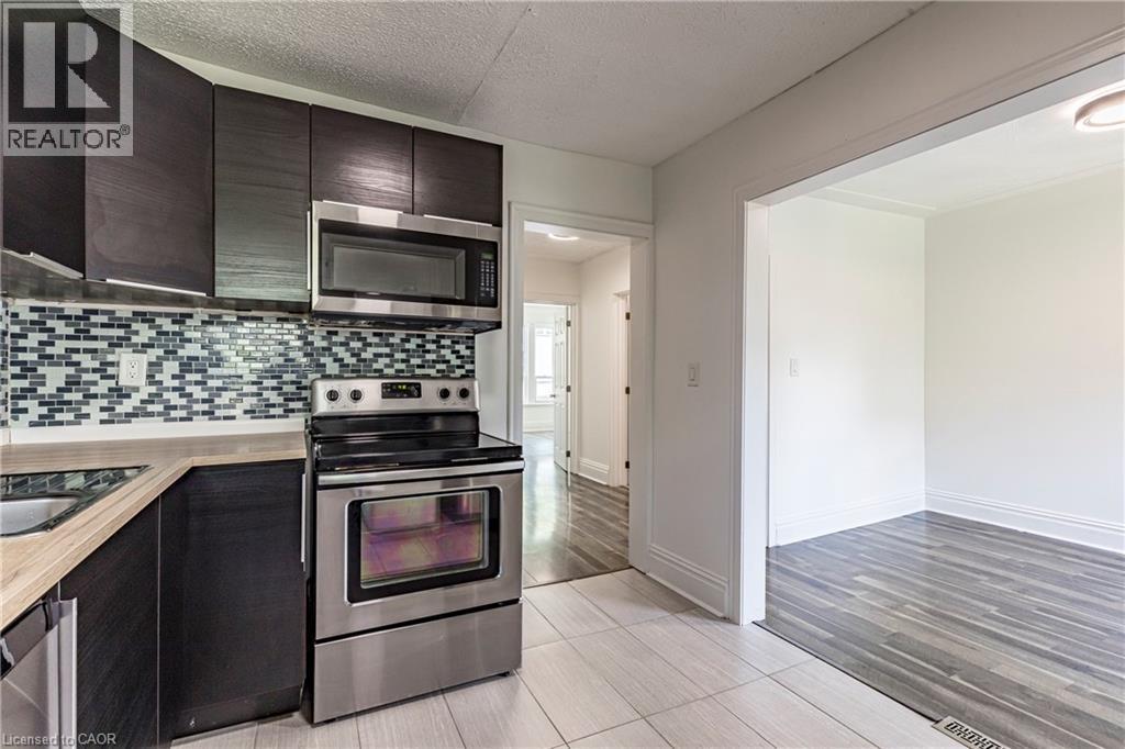 22 Myrtle Avenue, Hamilton, ON - Indoor Photo Showing Kitchen